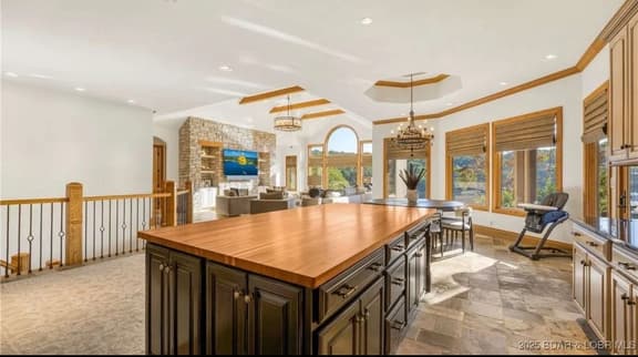 377 LAKE DR